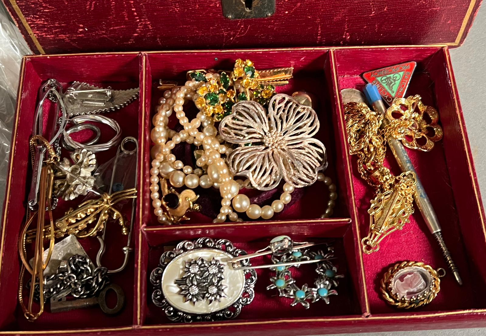 A selection of costume jewellery - Image 2 of 8