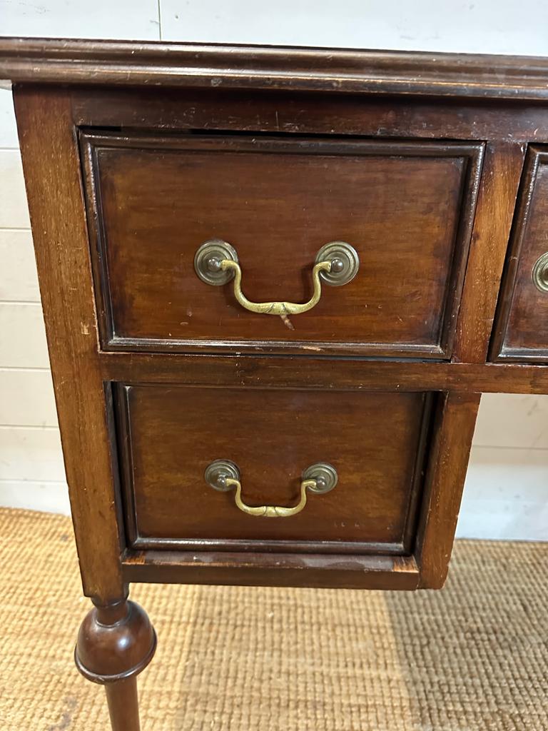 A mahogany knee hole dressing table with central drawer flanked by two shorter drawers, turned - Image 6 of 7