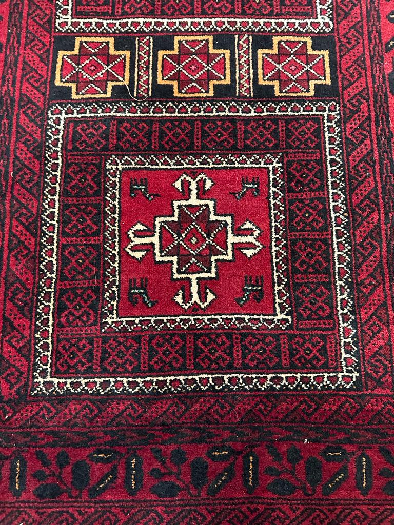 A red ground wool rug with geometric central medallions - Image 2 of 5