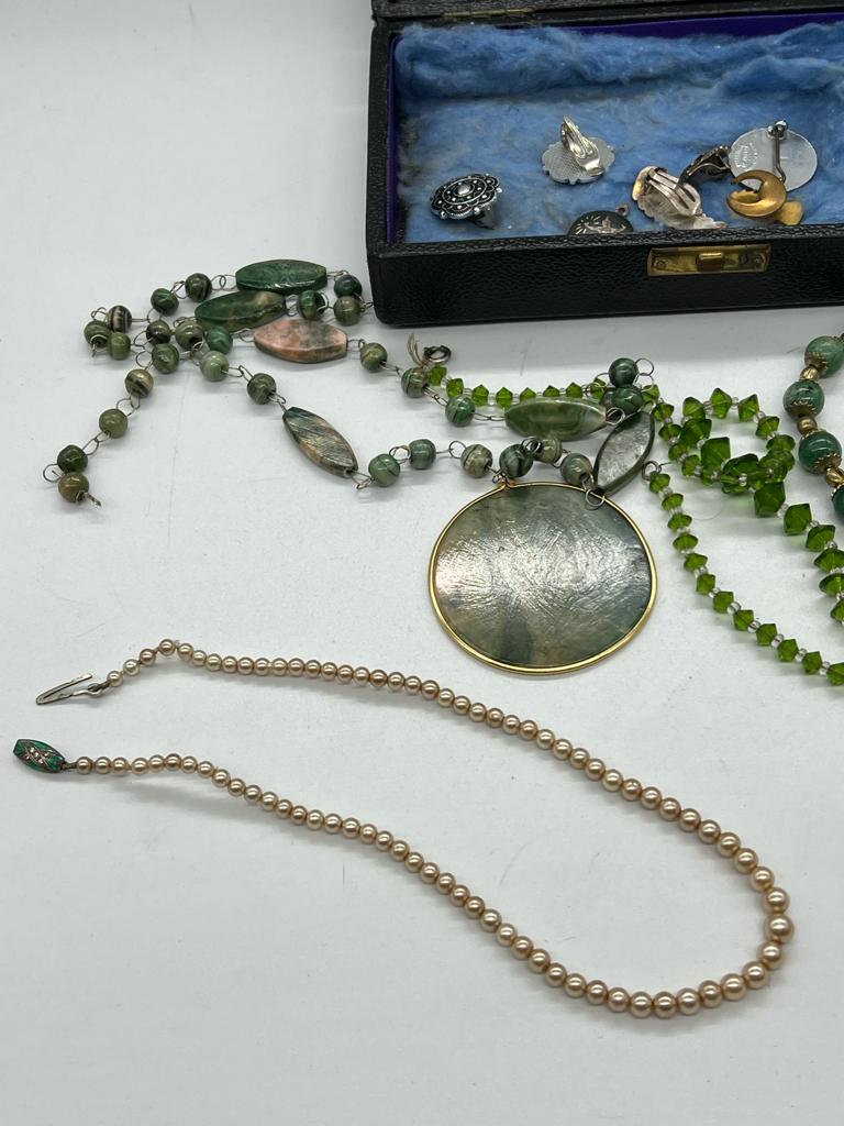 A selection of mixed costume jewellery to include Articulated necklaces, enamel earrings and a set - Image 5 of 6