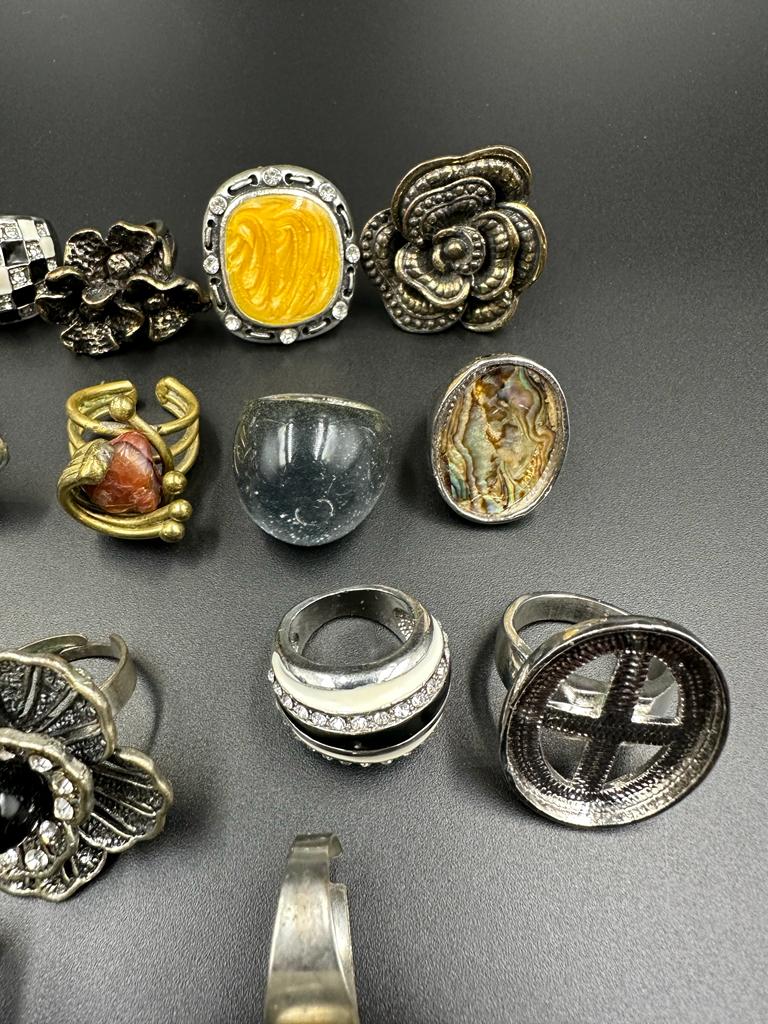 A selection of quality costume rings - Image 4 of 5