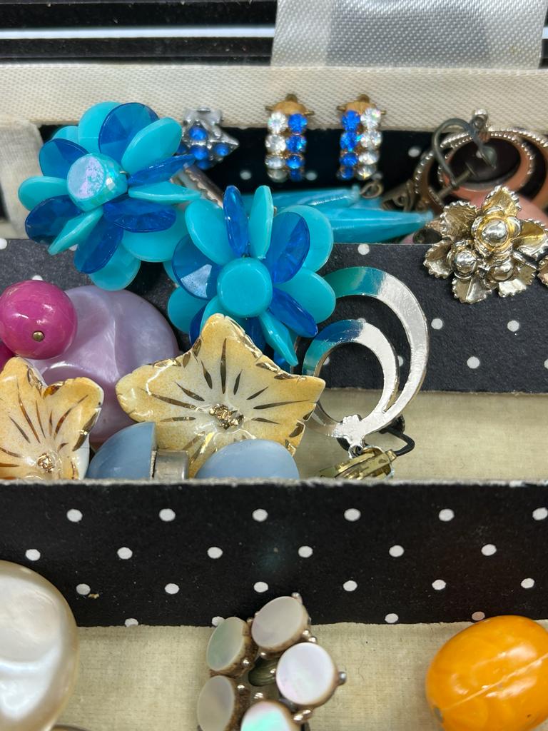 A selection of vintage earrings - Image 2 of 4