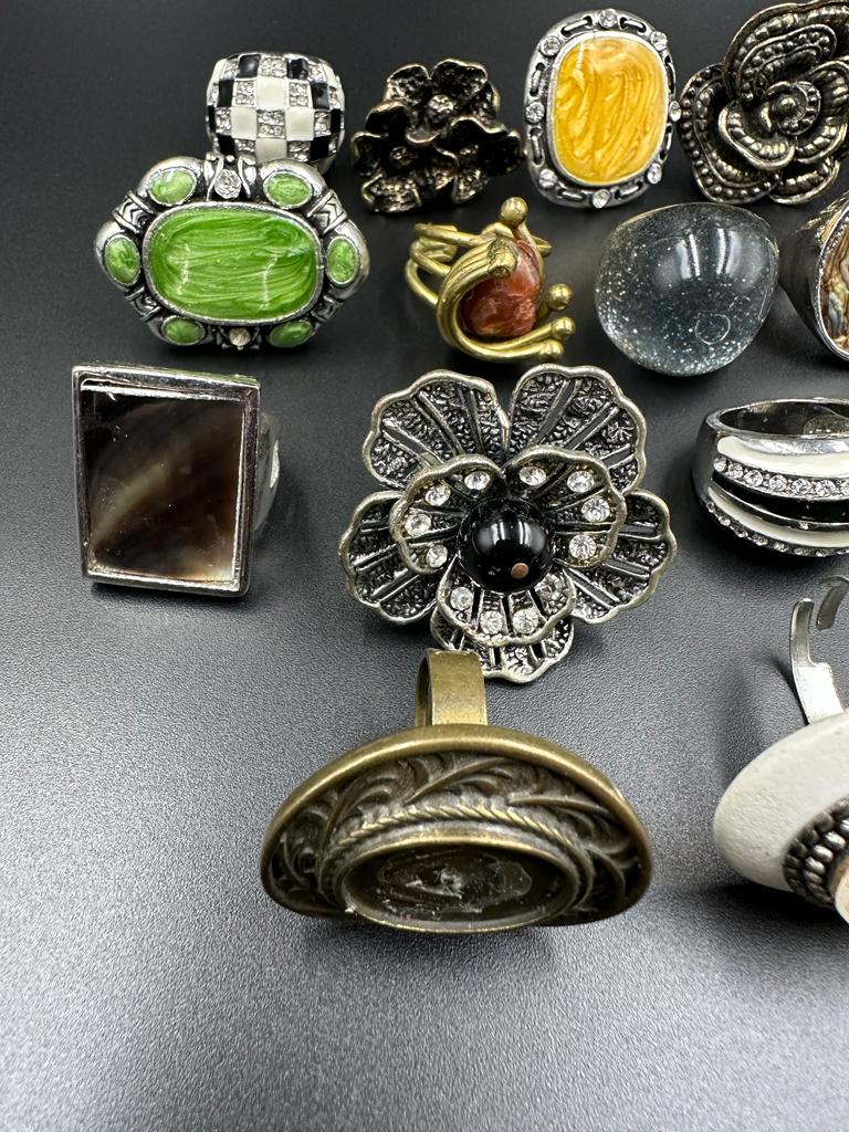 A selection of quality costume rings - Image 2 of 5