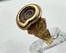 A 15ct gold ring with central ammonite, approximate total weight 3.2g