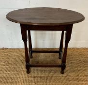 An oval mahogany side table (H52cm W58cm D41cm)