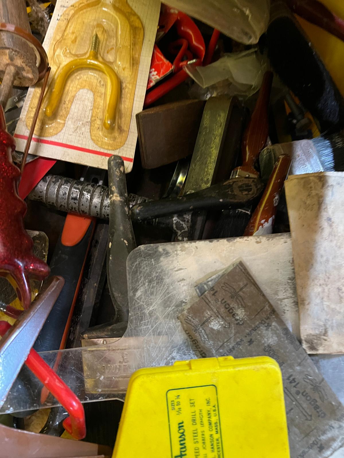A crate of various tools - Image 2 of 3