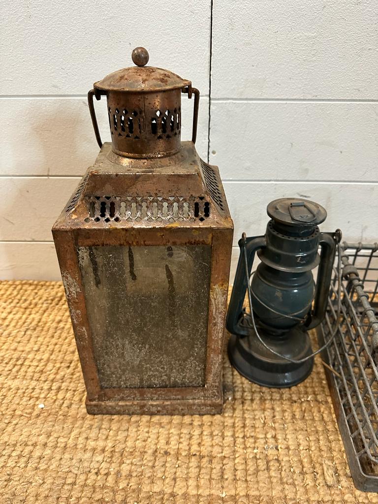 A selection of items to include two lanterns a ceramic pot and two wire items - Image 3 of 3