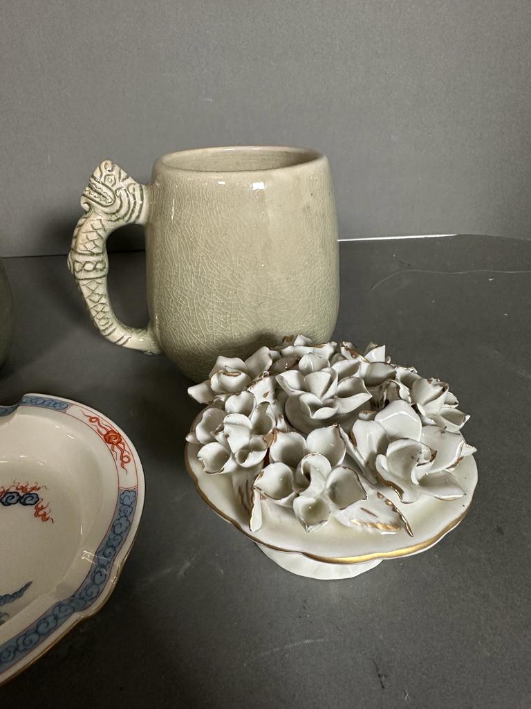 A selection of ceramics to include two Thai crackle glazed mugs, a pair of floral displays and a - Image 5 of 5