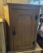 A pine wall hanging corner cabinet (H96cm W78cm D50cm)