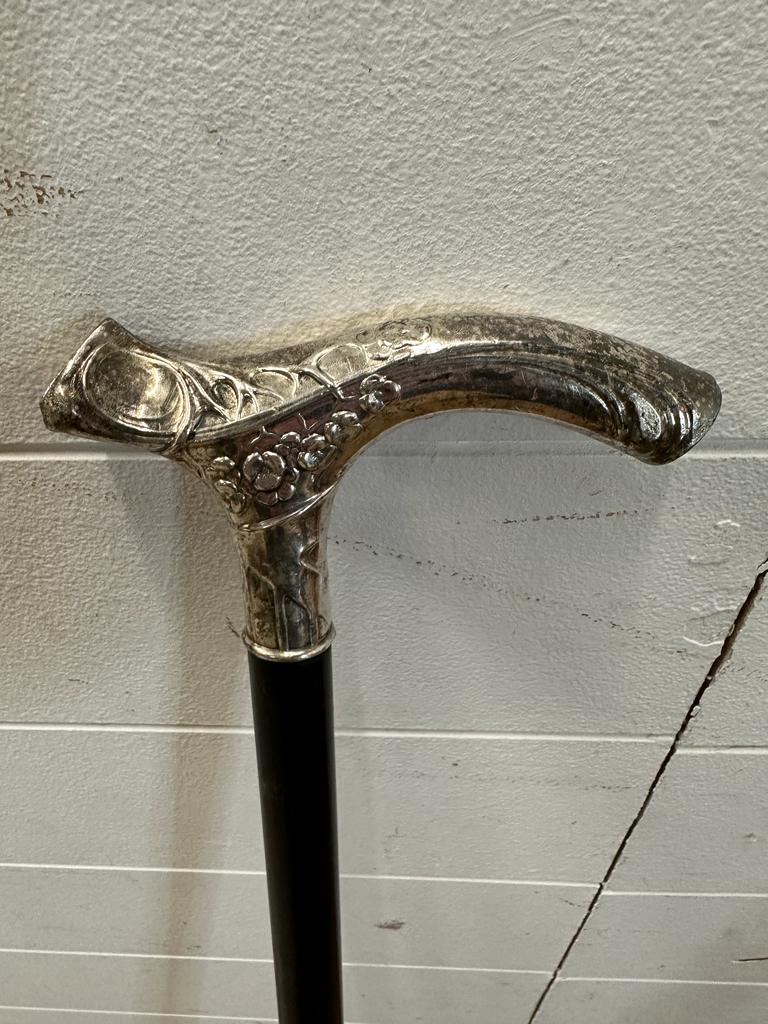 A black painted walking cane with an Art Deco style white metal handle - Image 3 of 3