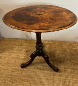 A side table with figured oval top and turned legs (H68cm W65cm D46cm)