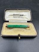 A jade tie clip set in 18ct gold (length 45mm)
