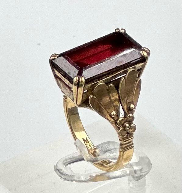 A 9ct gold fashion ring with central red stone, size M and approximate weight 7g - Image 2 of 2