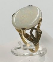 A 9ct gold and opal ring, approximate weight 3g.