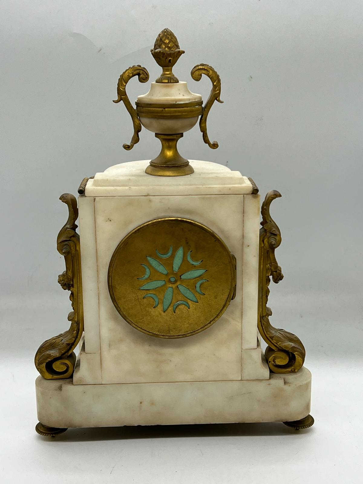 A white marble and gilt mantel clock (H29cm) - Image 4 of 8