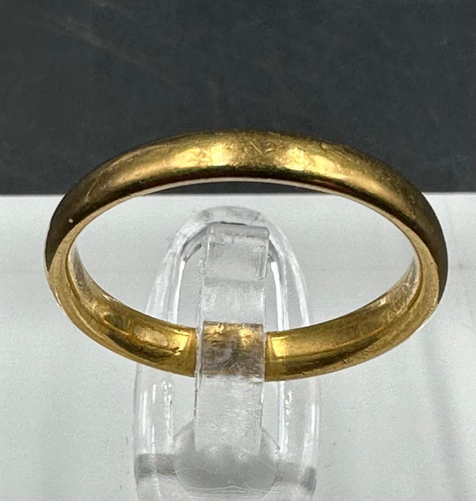 A 22ct wedding band with an approximate weight of 2.9g