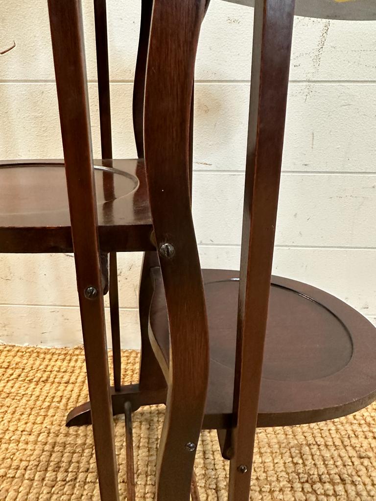 A mahogany folding four tier cake stand - Image 4 of 5