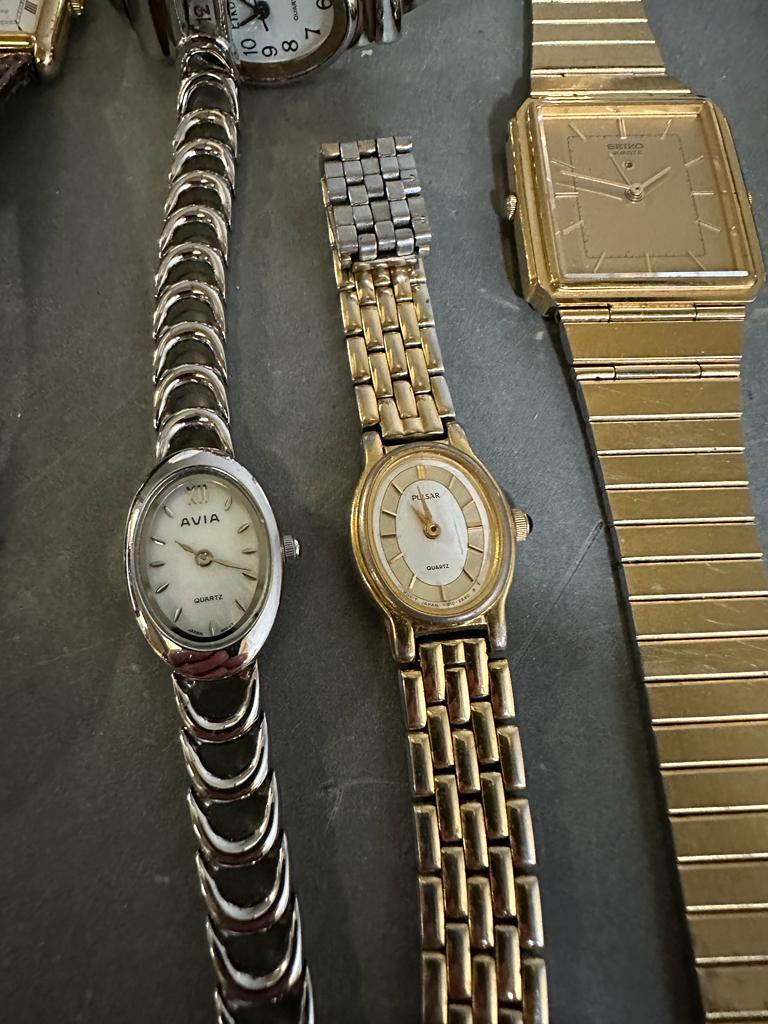 A selection of vintage wristwatches, various styles and makers. - Image 3 of 6
