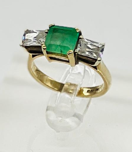 A 9ct gold fashion ring with green central stone and CZ shoulders, size O, approximate total