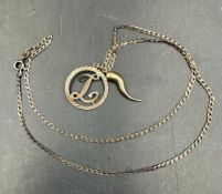 A 9ct gold fine necklace with 'L' pendant, approximate total weight 4.3g