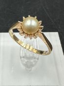 A 9ct gold pearl ring approximate total weight 3.2g