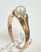 A 9ct gold pearl ring, approximate total weight 2.6g