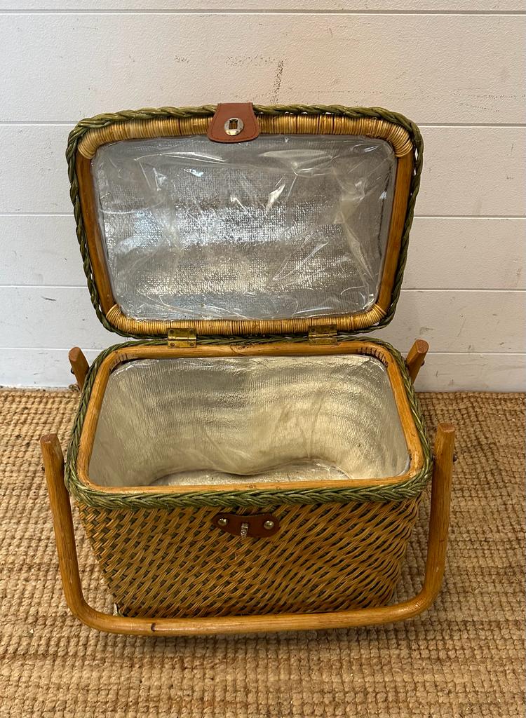 A vintage upright wicker picnic basket - Image 4 of 4