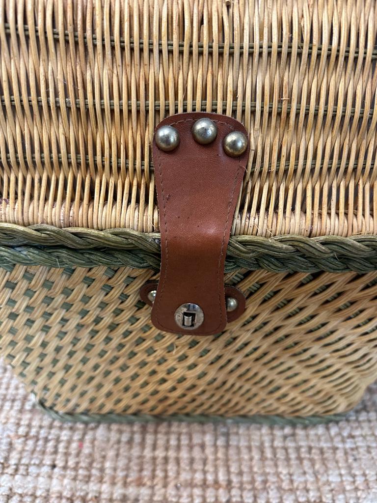 A vintage upright wicker picnic basket - Image 3 of 4