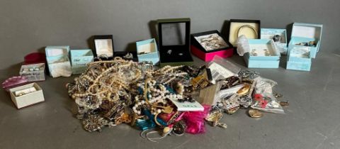 A quantity of quality costume jewellery