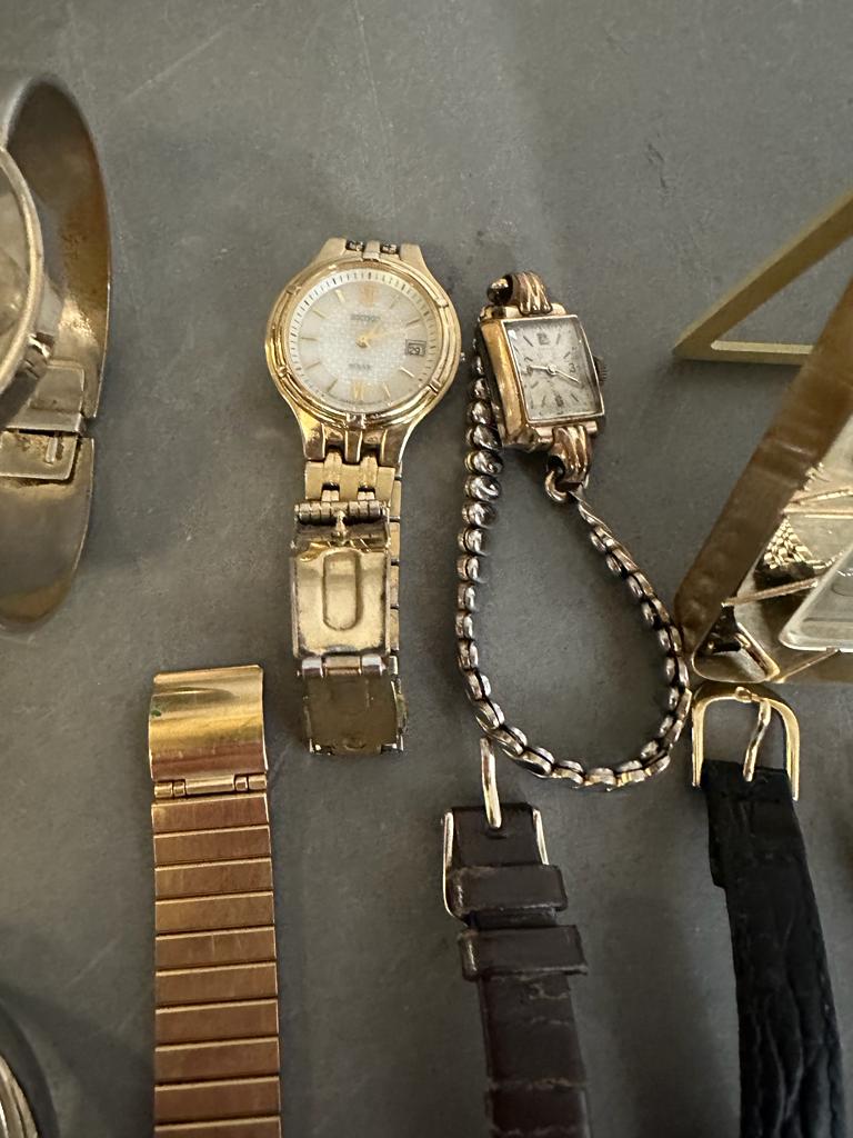 A selection of vintage wristwatches, various styles and makers. - Image 5 of 6