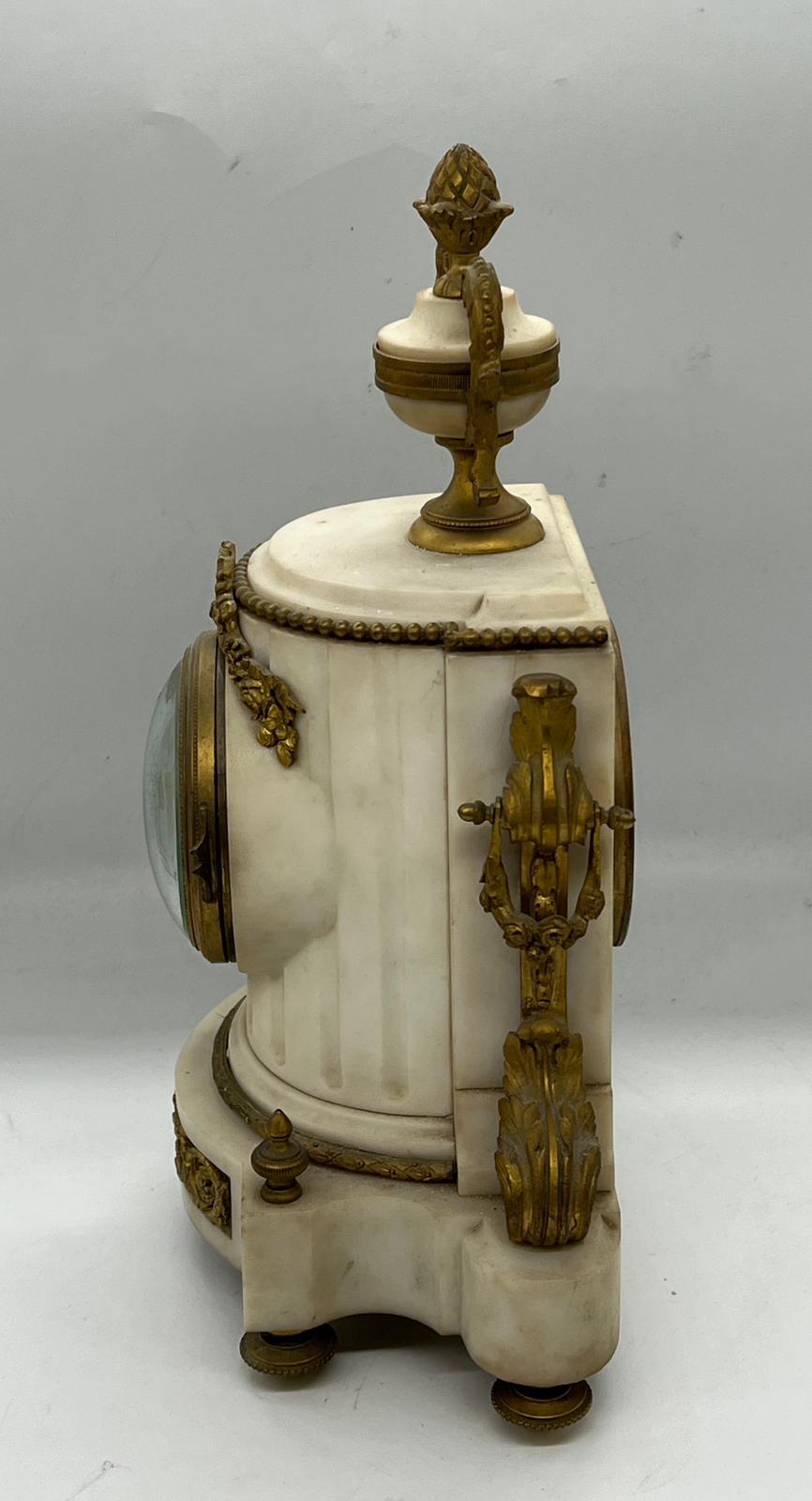 A white marble and gilt mantel clock (H29cm) - Image 6 of 8