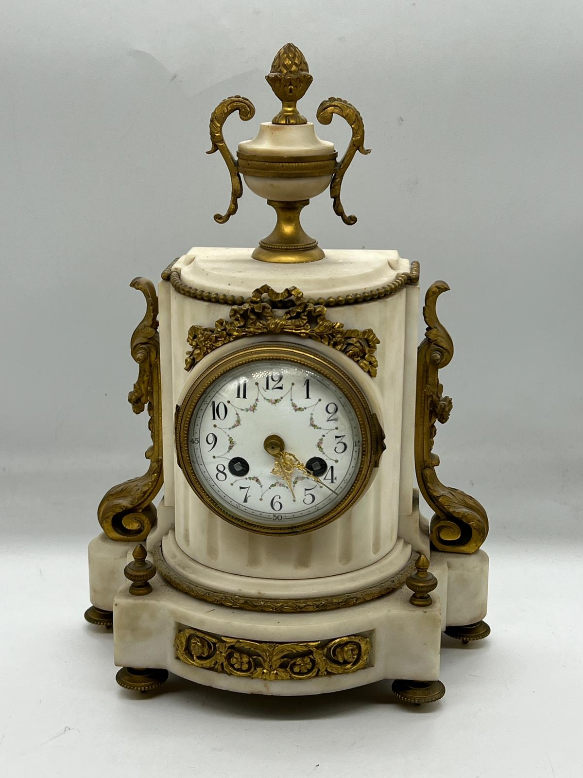 A white marble and gilt mantel clock (H29cm)