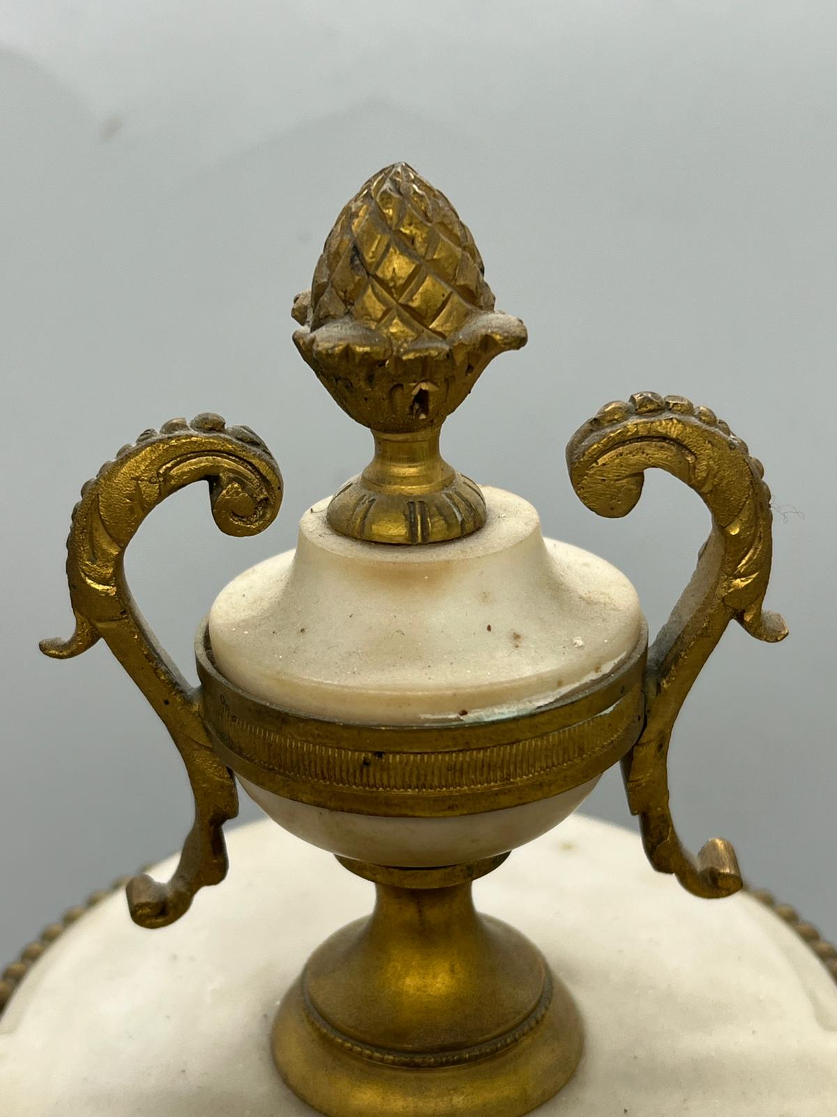 A white marble and gilt mantel clock (H29cm) - Image 3 of 8