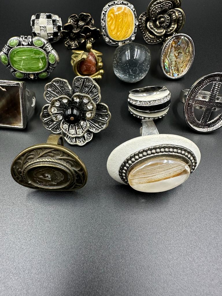 A selection of quality costume rings - Image 3 of 5