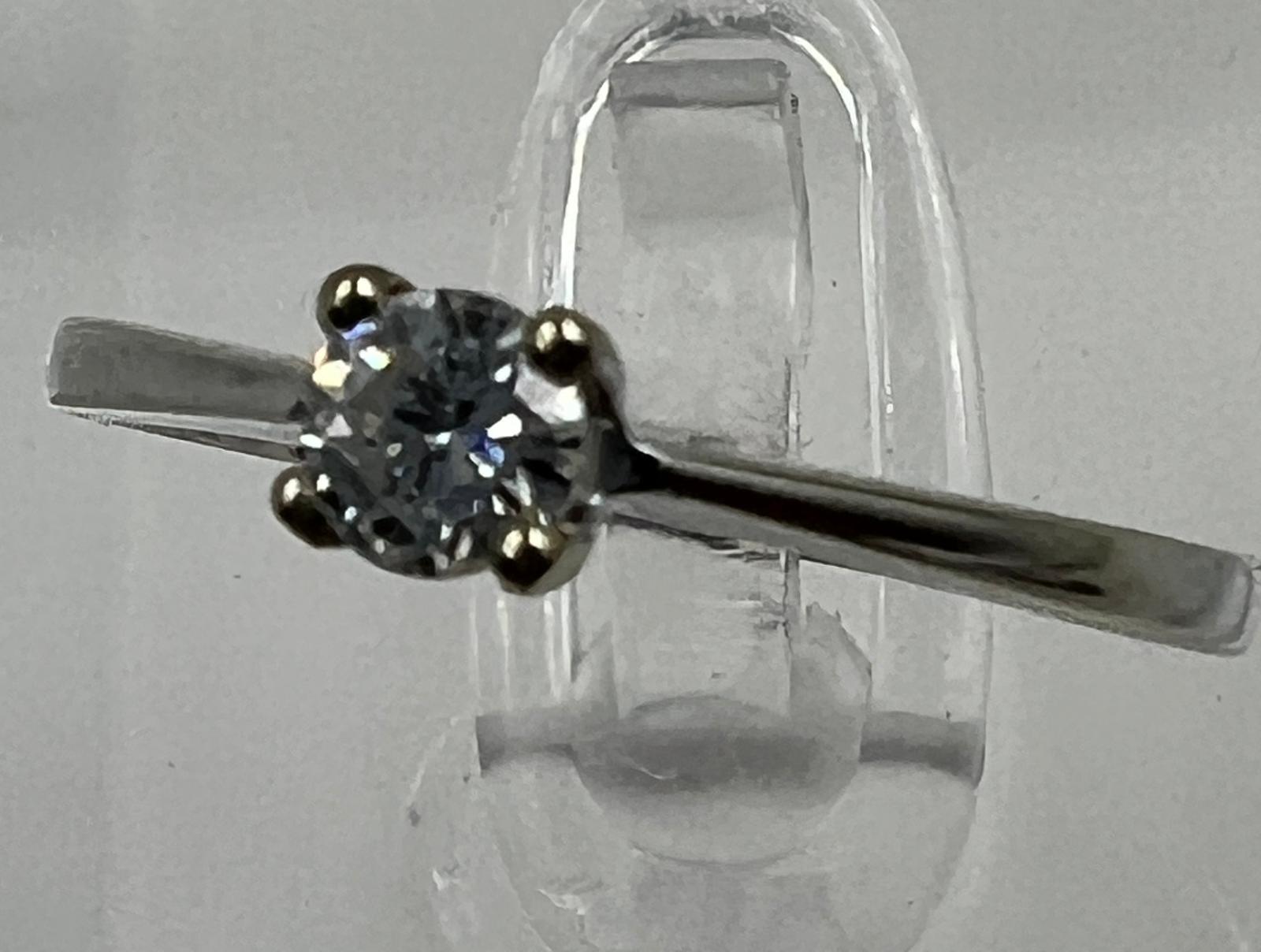 An 18ct white gold diamond ring, approximate size N - Image 3 of 9