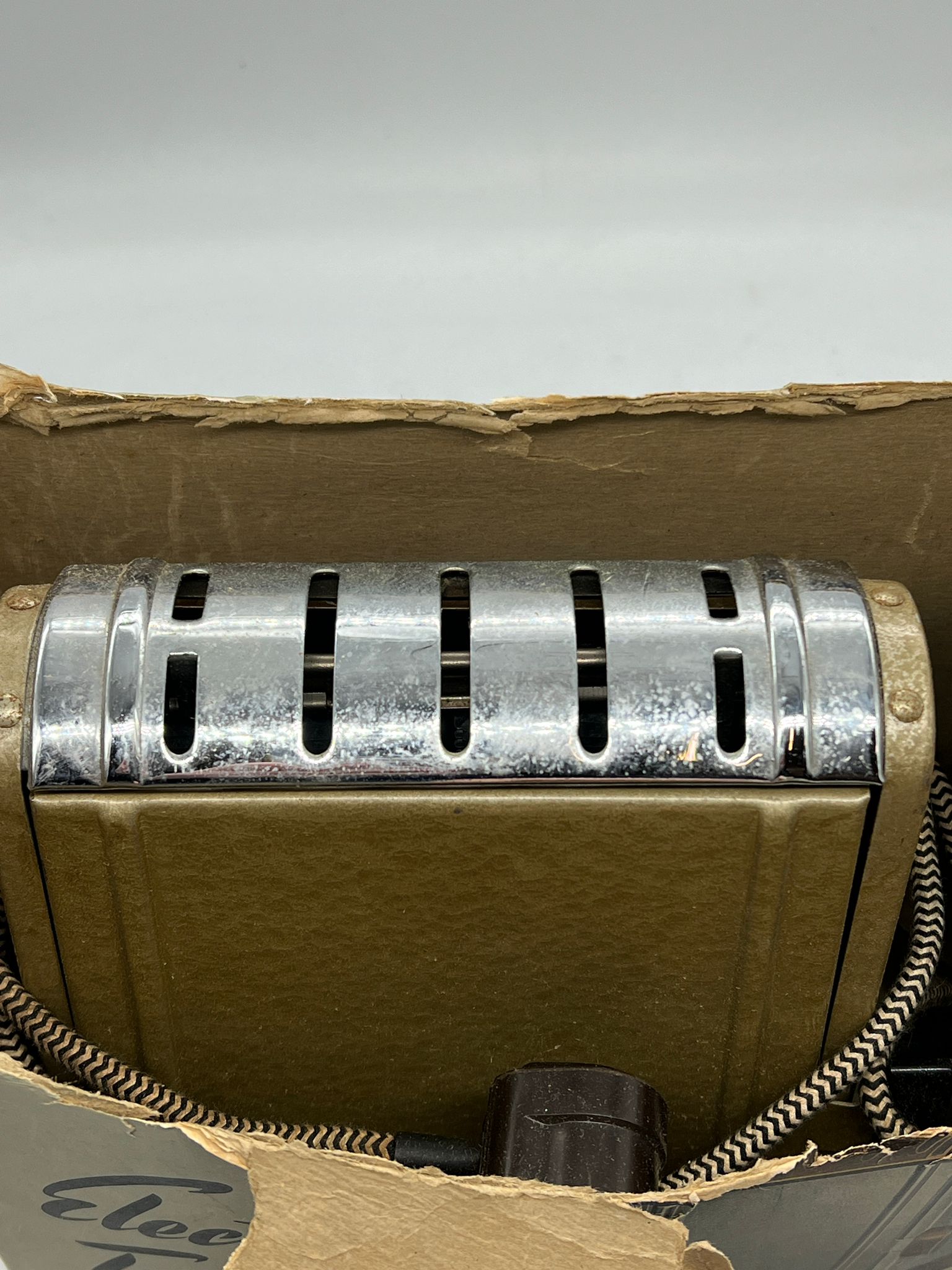 A vintage electric toaster - Image 2 of 2