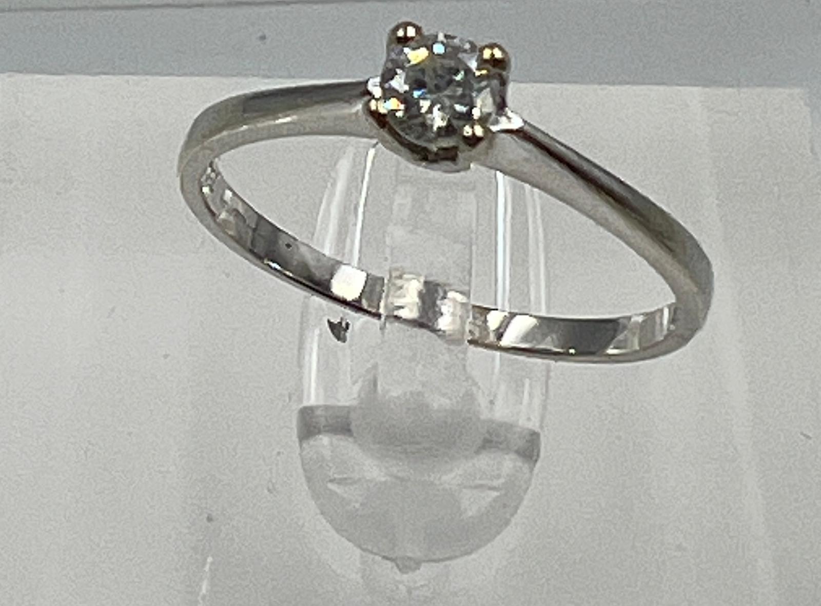 An 18ct white gold diamond ring, approximate size N - Image 2 of 9
