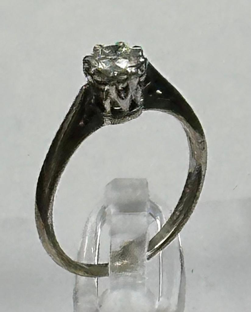 A 9ct white gold and diamond ring, size H - Image 8 of 8