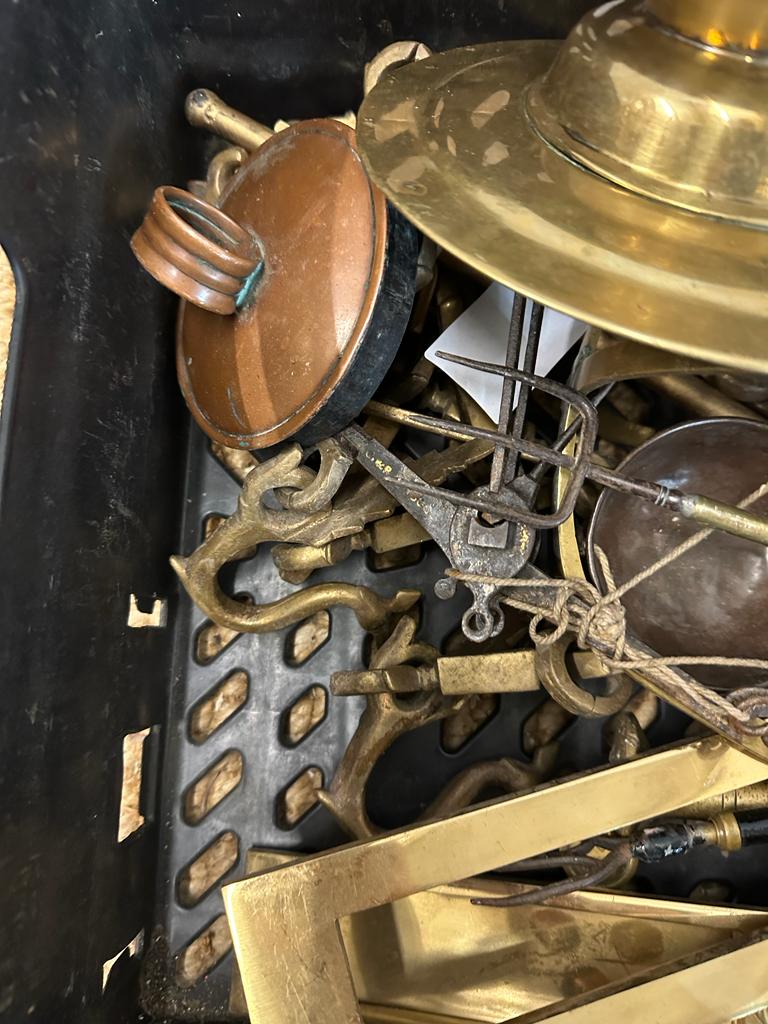 A selection of brass and copper items to include toasting forks, candle sticks and door furniture - Image 3 of 4