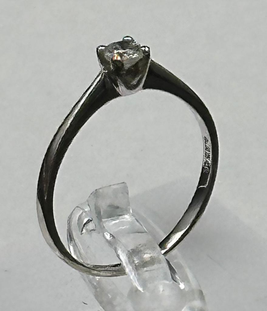 An 18ct white gold diamond ring, approximate size N - Image 9 of 9