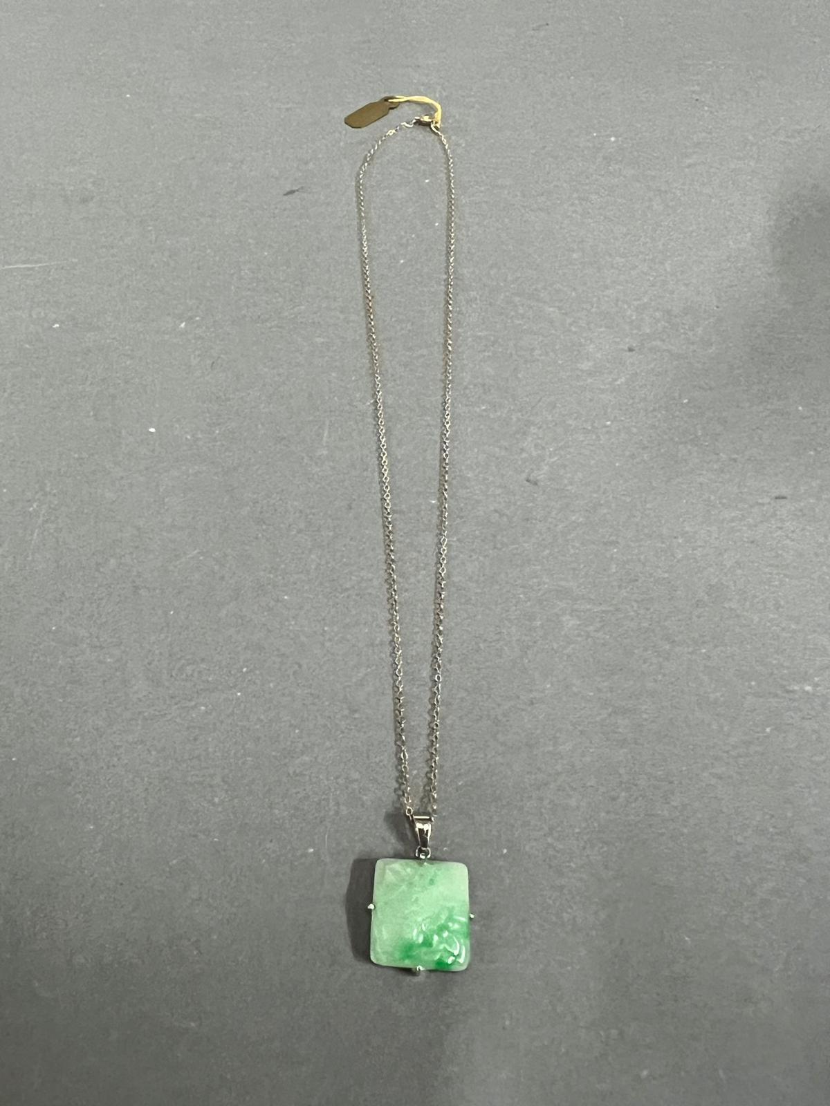 A square jade pendant on a 9ct gold necklace. - Image 2 of 7