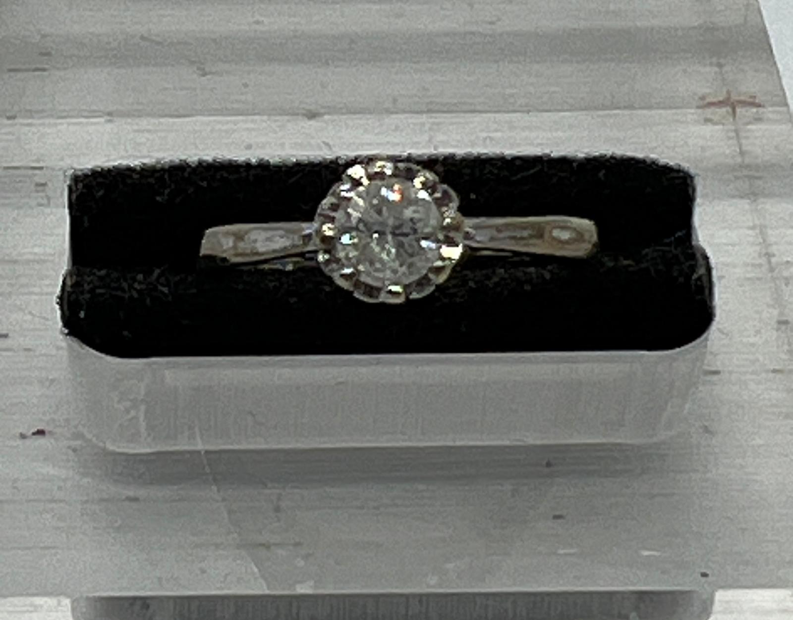 A 9ct white gold and diamond ring, size H - Image 2 of 8