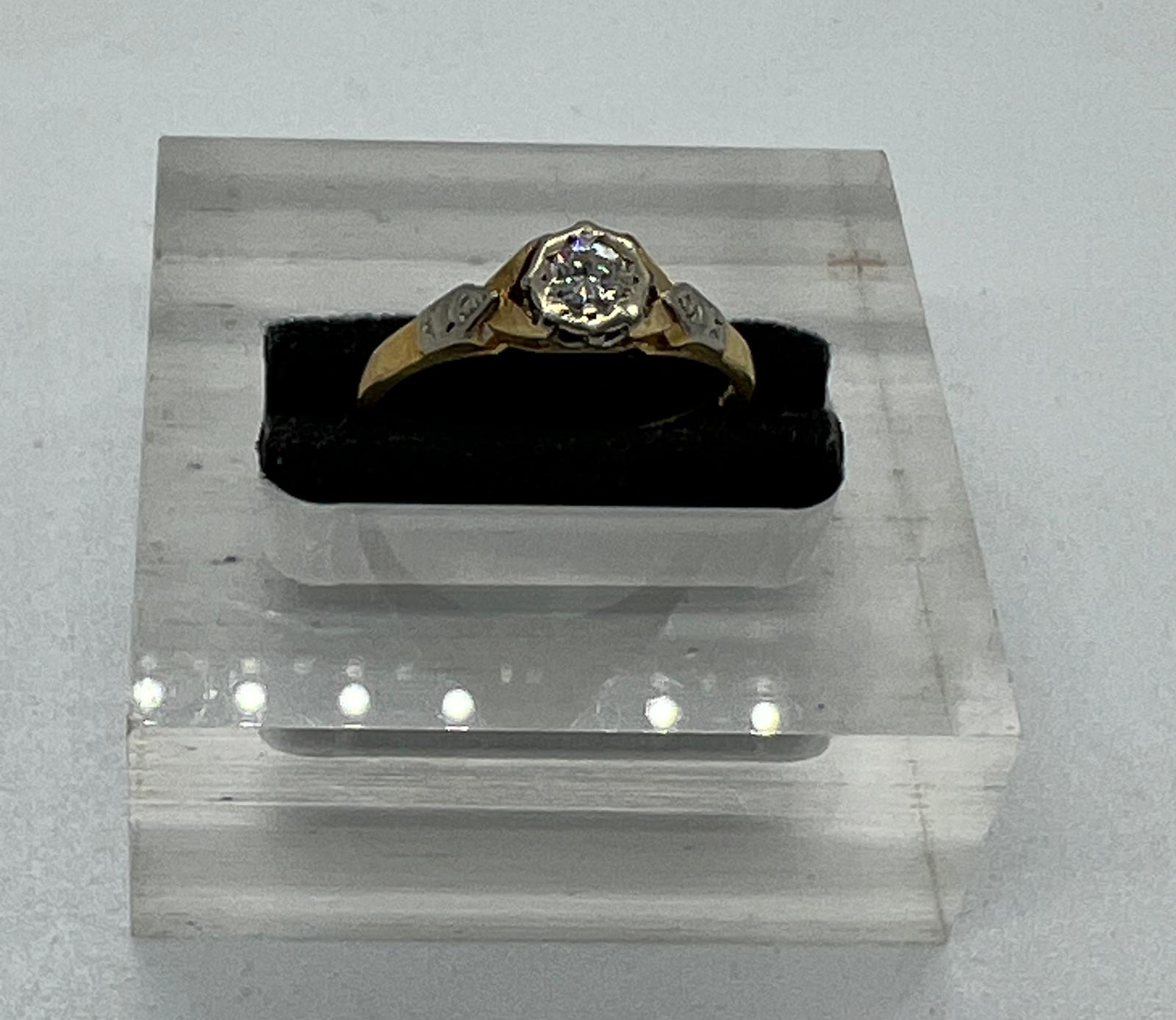 An 18ct and platinum set diamond ring with central stone and shoulders Size M - Image 2 of 8