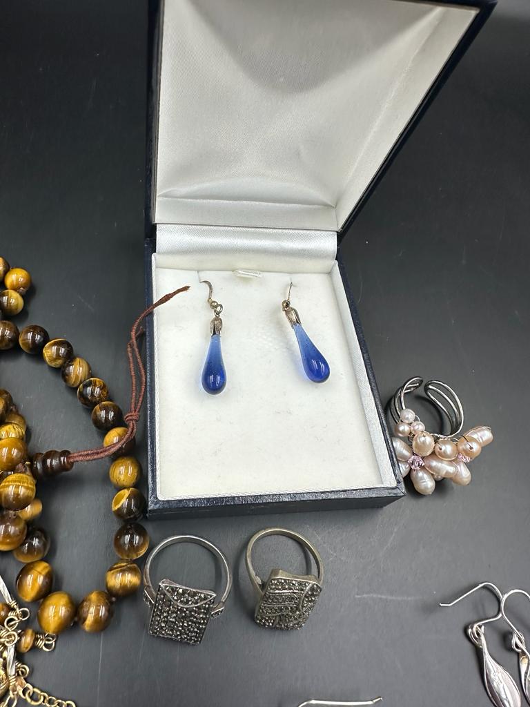 A selection of costume jewellery to include silver earrings etc. - Image 2 of 5