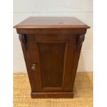 A mahogany side cabinet opening to shelves (H69cm W41cm D33cm)