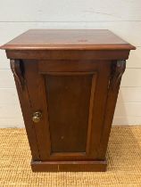 A mahogany side cabinet opening to shelves (H69cm W41cm D33cm)