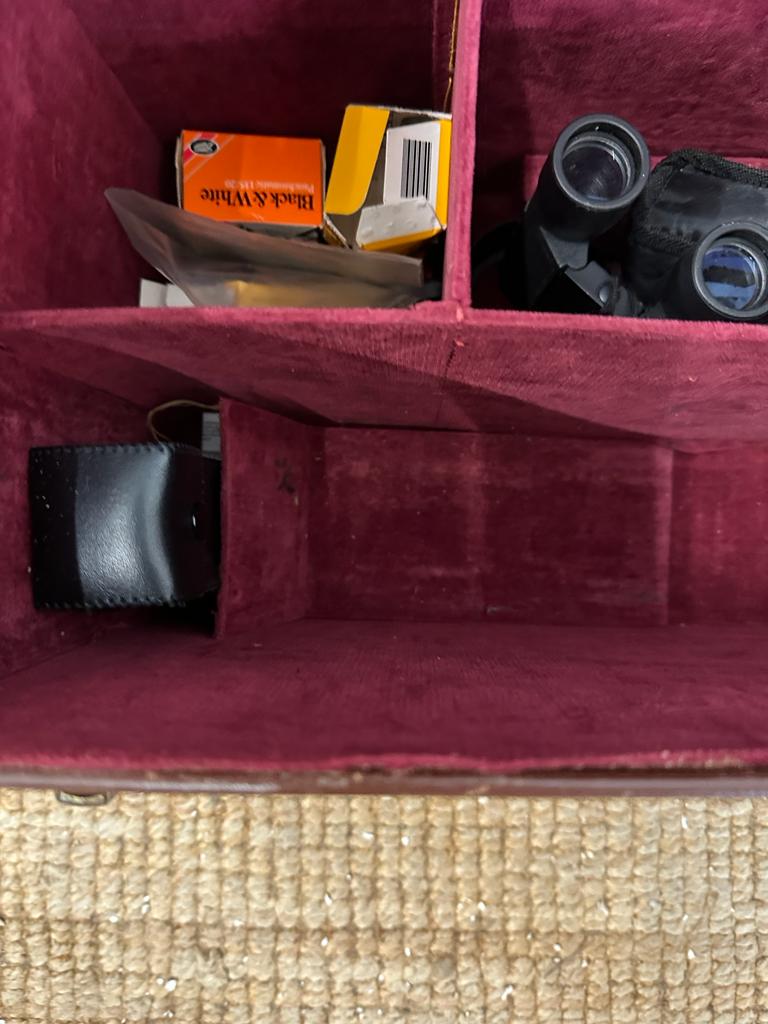A vintage brown leather camera case with red velvet interior - Image 3 of 8