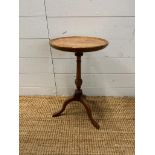 A pedestal wine table on turned central column and splayed feet (H50cm Dia32cm)