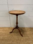 A pedestal wine table on turned central column and splayed feet (H50cm Dia32cm)