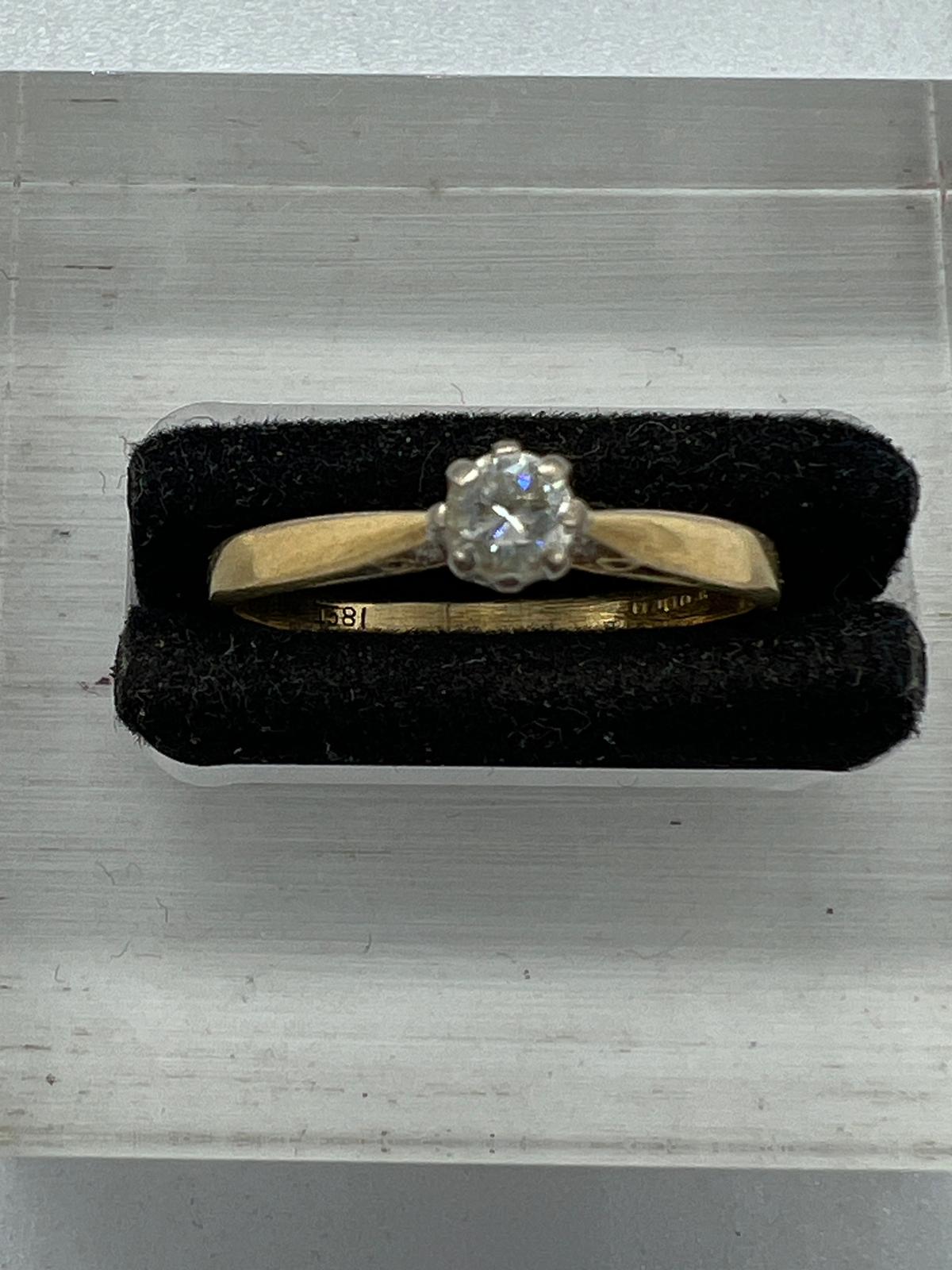 An 18ct diamond ring on yellow gold setting Size P - Image 2 of 8